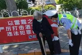 老人迷路走失 交警暖心救助图片