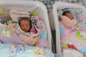 双胞胎“手牵手”一起出生，这画面实在太有爱，妈妈好幸福图片