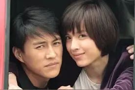 老干部靳东情史，与离过婚的江珊同居五年，却反手娶了二婚的李佳图片