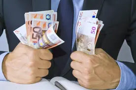 比你会赚钱的更会攒钱！危机前，阿里巴巴和腾讯囤了5000亿现金图片