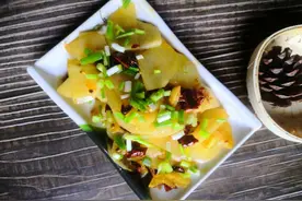 厨师长揭秘：饭店炒土豆片的技巧，香辣过瘾一顿吃一大盘图片