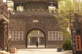 13年前赵本山花3亿建的，如今虽有点破败，却更像民国时期的盛京图片