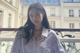 Jennie「偷穿男友上衣」下半身失踪！一个动作秀出迷人臀线图片