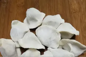 煮速冻饺子，直接下锅是大错！多加1步，饺子不破，10年店主教你图片