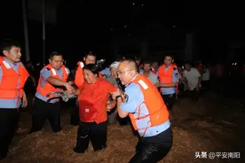 暴雨中的河南公安力量 | 南阳警方：风雨同“州”，患难与共图片