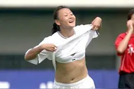 女足队员进球后“大方脱衣”庆祝，全场懵圈，国际足联为她改规则图片