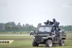 120毫米迫击炮+四轮山猫全地形车！解放军空降兵有了迷你卡车炮图片