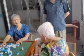 安徽7旬儿子给打麻将94岁妈送饭，被嫌多事，盯妈妈吃饭满脸幸福图片
