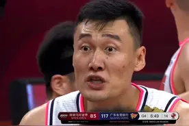 CBA险酿冲突，裁判发现不对劲响哨警告，杜锋马上将他换下图片