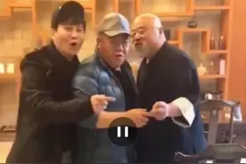 刘金山李琦被曝现身酒局，手舞足蹈疑似喝多，面部肿胀到睁不开眼图片