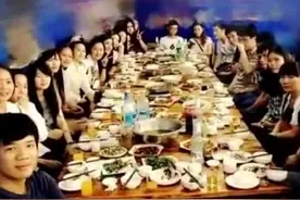 AA制同学聚会，结账时女同学却集体退群，原因是顾着拍照吃得少图片