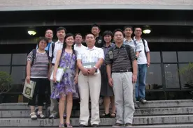 长相普通的她移民美国，为了追求到她，中国隐形首富跟着移民美国图片
