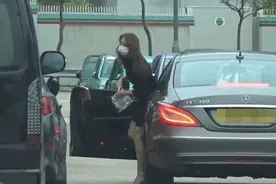 垃圾虫港姐！20岁“寸嘴佳丽”是非不断：车内吸烟兼随手扔烟蒂图片