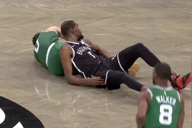 杜兰特引争议！防守垫脚塔图姆，吃一级恶犯还抱怨裁判：他真较劲图片