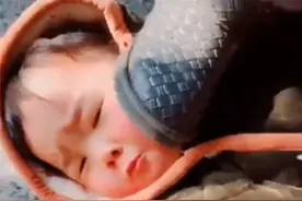 萌宝被妈妈“踩在脚下”，委屈巴巴地认错，下一幕笑喷了图片
