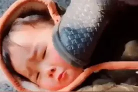 萌宝被妈妈“踩在脚下”，委屈巴巴地认错，下一幕笑喷了图片