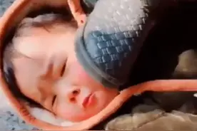 萌宝被妈妈“踩在脚下”，委屈巴巴地认错，下一幕笑喷了图片