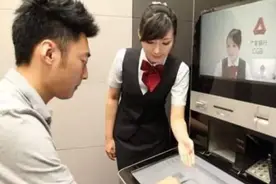 为何企业给员工发工资，都要统一办银行卡？原来还有这些“猫腻”图片