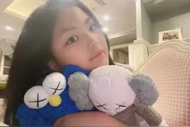 12岁王诗龄瘦到认不出！气质成熟下巴尖，五官精致继承李湘高颜值图片