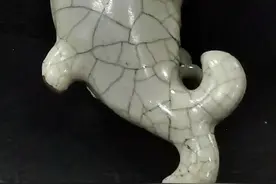 南宋官窑鱼形水注的一般老化特征和老光特征，跟仿品比较图片