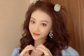 景甜穿蓝色调连衣裙特精致，妆容像瓷娃娃，怎么看都很喜欢图片