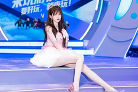 王羽杉异域风情造型成CJ最美，无奈吐槽：打底裤和袜子都被偷走了图片