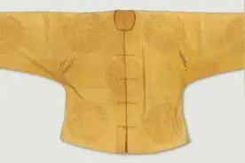 皇帝到一老妇家吃饭，老妇：这里你不能坐，皇帝：大胆，赏黄马褂图片