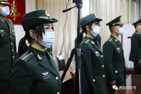 新排长，授衔中尉图片
