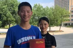 还记得高考"一跪成名"王恒杰吗？高考分数出来后，遭现实泼冷水图片