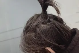 王源扎小辫近照，头发长得太快了，连后脑勺都可爱得冒泡！图片