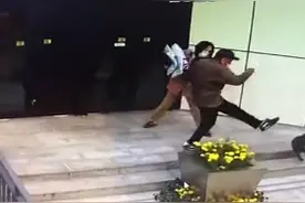 女子遛狗不拴绳，大爷一脚将狗踹飞！网友炸锅图片