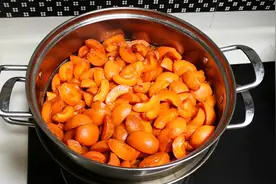 夏季独有新鲜杏子，胡萝卜素含量高，蒸一蒸，晒一晒最香，别错过图片