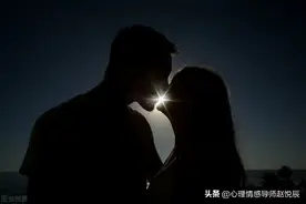 女子甘愿两妻一夫，结婚10年无名分：女人爱得卑微，男人不珍惜图片
