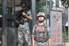 两名士兵站岗时，为何只配一把枪？24年前血的教训太深刻图片