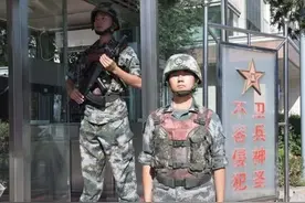 两名士兵站岗时，为何只配一把枪？24年前血的教训太深刻图片
