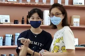 56岁关咏荷素颜逛街保养佳，女儿相伴长腿抢镜，母女牵手似姐妹图片