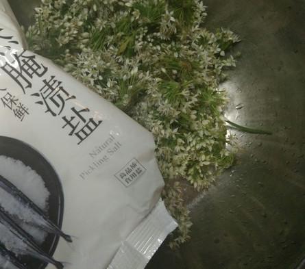 这才是韭菜花的正确腌制做法，味道鲜美好吃，方法超简单