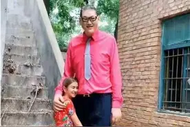 亚洲第一巨人，姚明前队友，2.38米山东大汉张欢，带异国女友回家图片