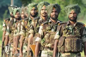 别的国家士兵都戴头盔，为何只有印士兵裹头巾？不怕被爆头吗图片