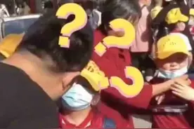 爸爸接孩子认错还揪人小辫，亲闺女在一旁急得直跺脚图片