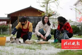 人民日报点赞：浙大女研究生、“90后”第一书记，带着孩子和母亲去扶贫图片