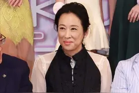 朱玲玲真不愧是“阔太”，一身黑+白搭配真高级，哪像大婶的年纪图片