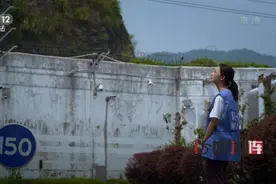 学霸打伤同学，其父却对检察官说：她就一累赘，你爱咋咋滴！图片