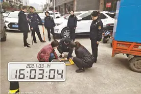太霸道！达州南城麓岛国际后门3把地锁强占公共车位图片