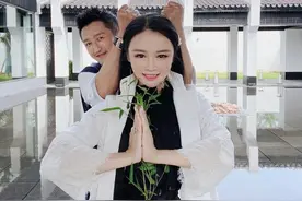 邹市明冉莹颖穿黑白风格情侣装 夫妻俩比武过招很有范图片