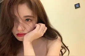鞠婧祎手捧脸表情娇嗔可爱，穿细肩带裙秀性感锁骨图片
