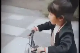 修杰楷晒女儿骑车照，Bo妞动作娴熟，戴眼镜的咘咘却小心翼翼图片