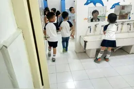 幼儿园厕所混用，男女混合午睡引不满，交了钱为啥不分开？很现实图片