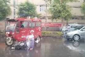 出租三轮压倒了电动车，雨天路滑大家注意安全图片