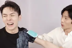 井柏然拜访李佳琦直播间，现场教搓澡，观众笑岔气了图片